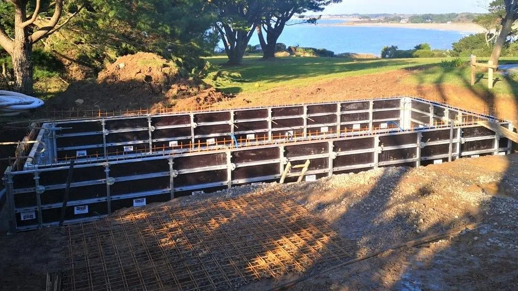 Construction de piscine en béton banché