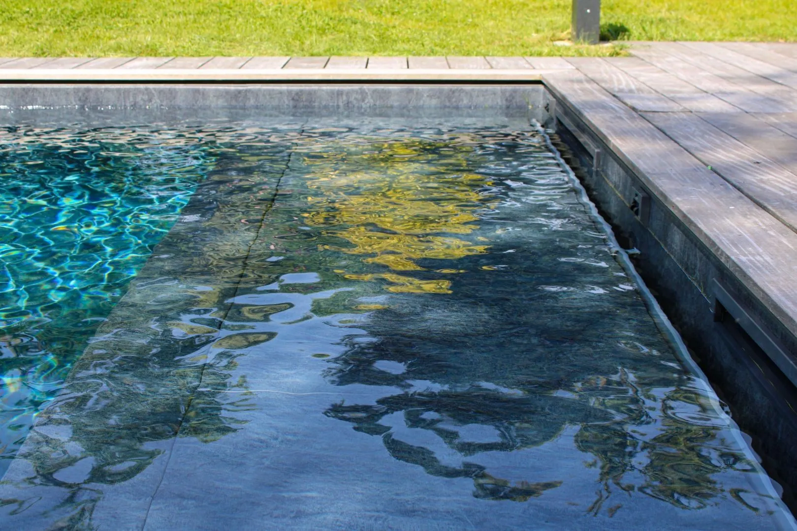 Piscine extérieur 9 x 3,5m par Piscines & Spas par David Paysage