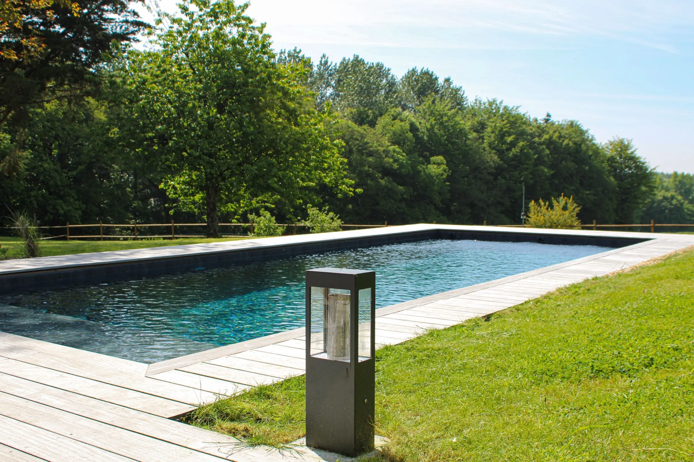 Piscine extérieur 9 x 3,5m par Piscines & Spas par David Paysage