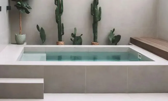 9 tendances 2024 Piscine minimaliste moderne et épurée
